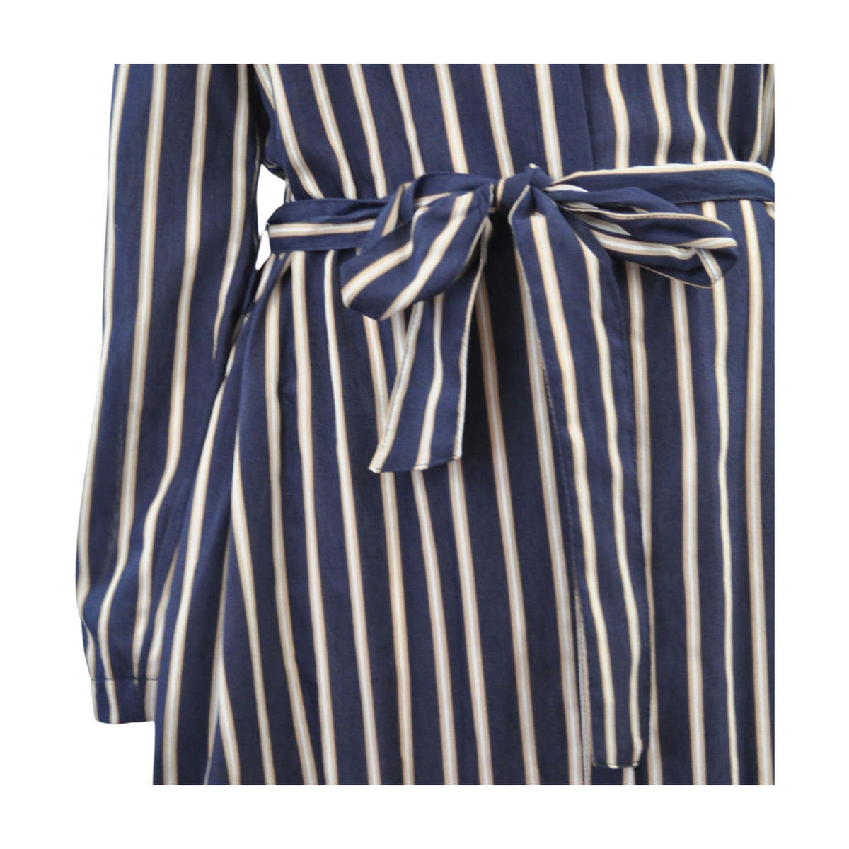 Chemisier a righe Peg Fashion Store blu e beige con cintura in vita annodata