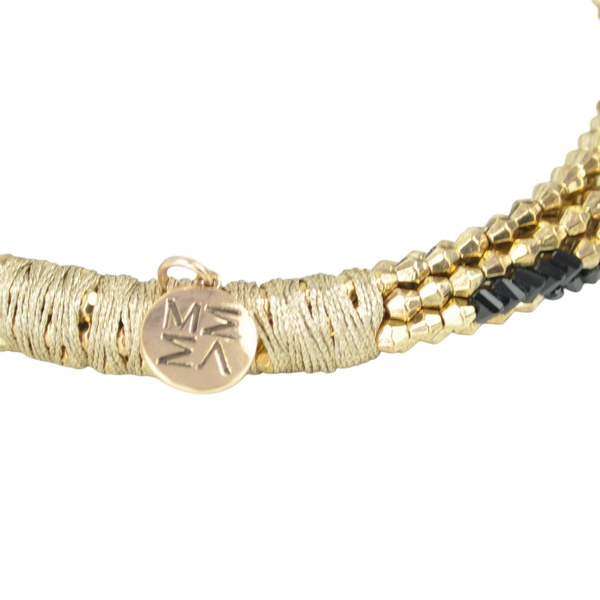 Collier di cristallo Peg Fashion Store con filo dorato, perline metalliche e ciondolo rotondo inciso