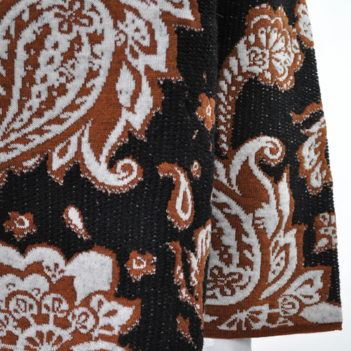 Giacca lunga Peg Fashion Store con motivo paisley in bianco, nero e marrone e dettagli a frange