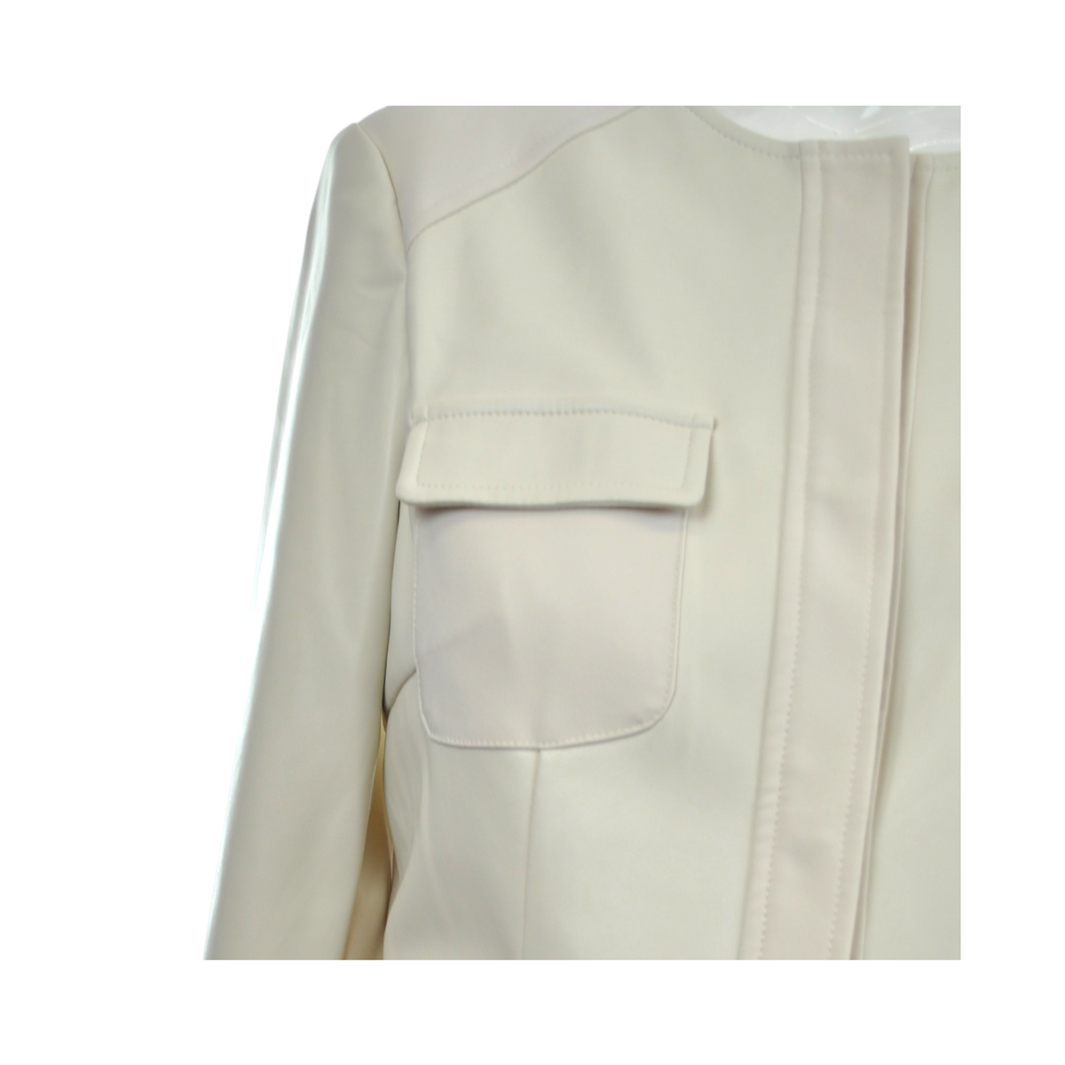 Giacchino in ecopelle color crema Peg Fashion Store con tasche frontali e chiusura elegante