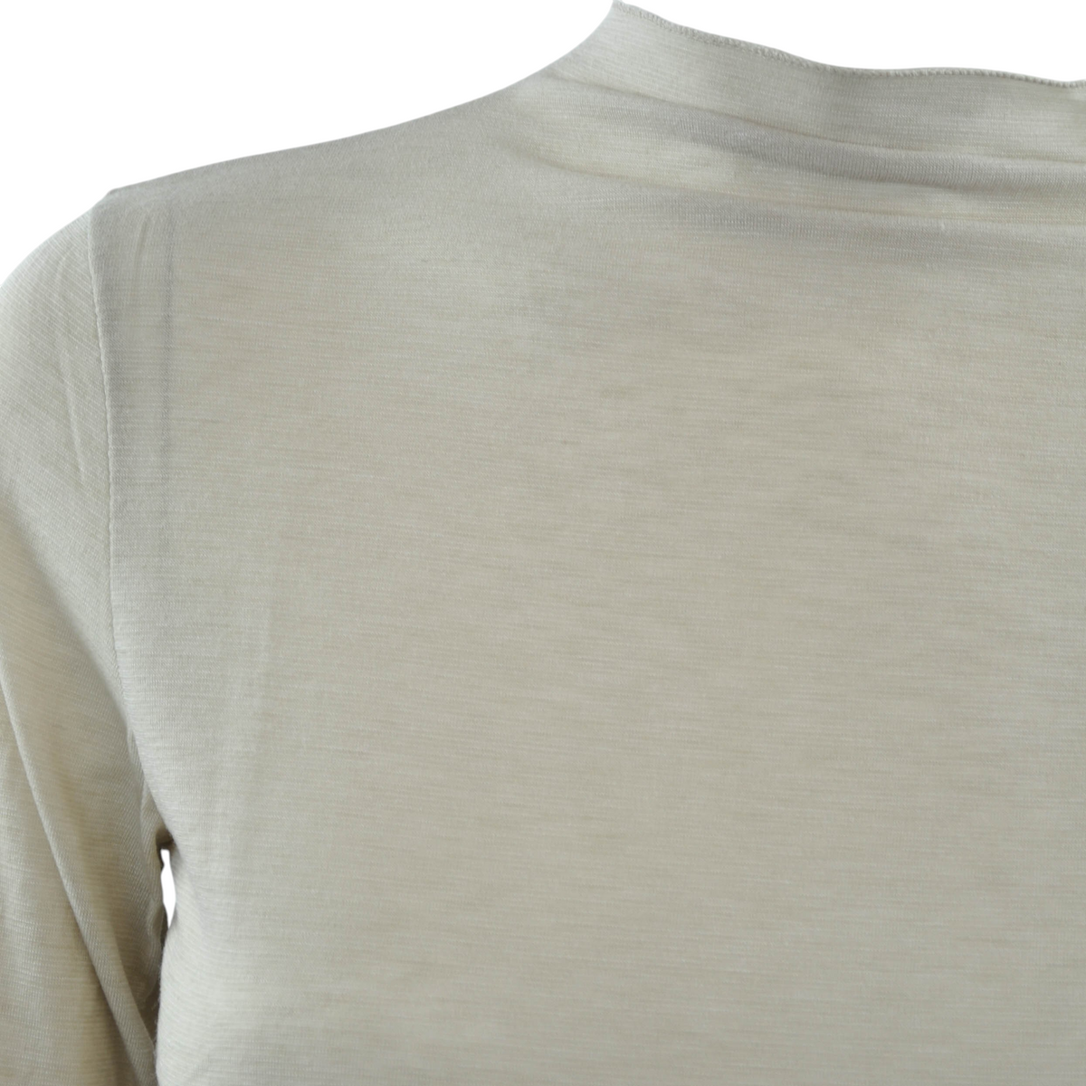 Maglia Peg Fashion Store in cachemire color beige con scollo a cratere, vista ravvicinata del tessuto