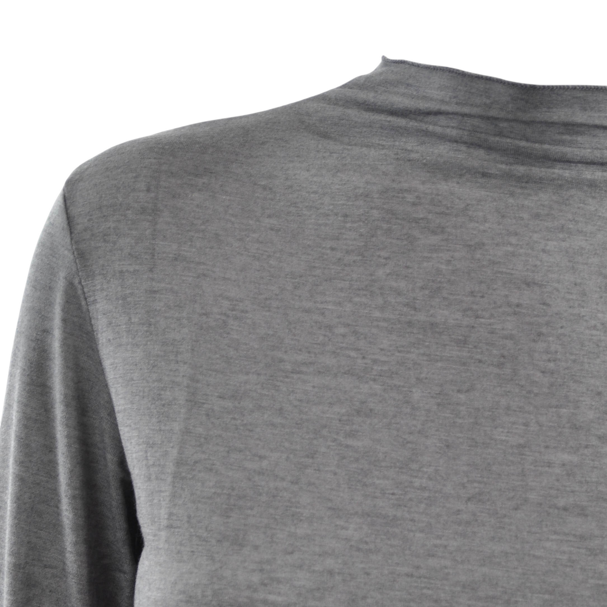 Dettaglio spalla e scollo cratere di una maglia in cachemire grigia di Peg Fashion Store su manichino