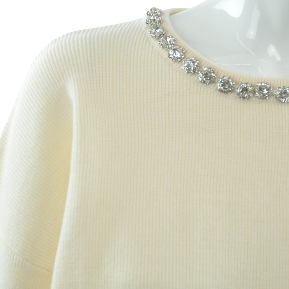 Maglia crop Peg Fashion Store color crema a coste con scollo rotondo decorato da luminosi strass