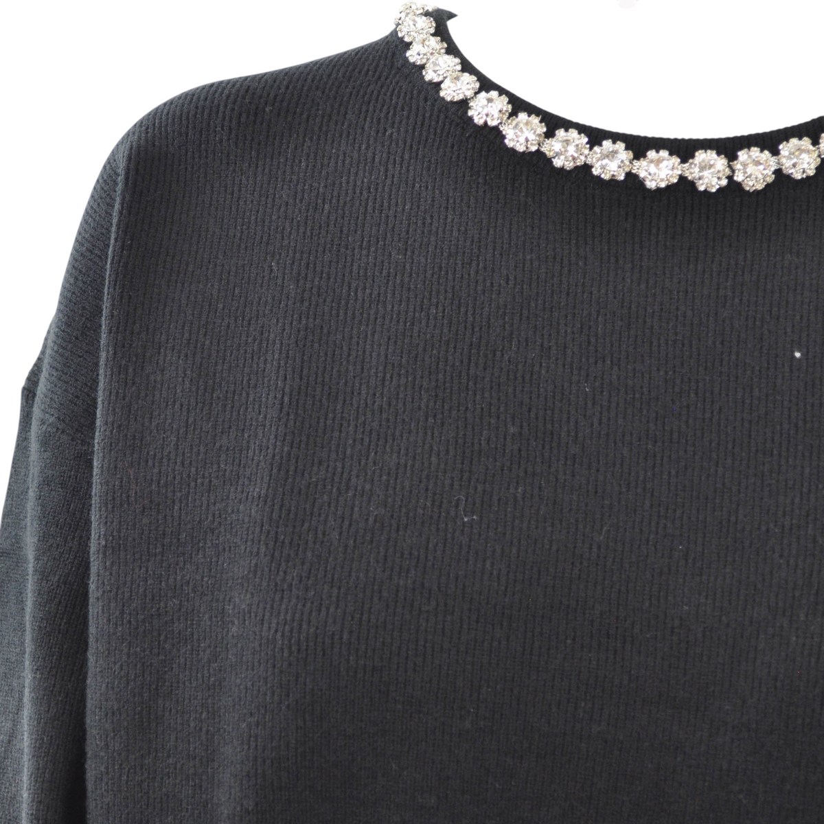 Maglia crop nera Peg Fashion Store con scollo rotondo impreziosito da strass luminosi e lavorazione a costine