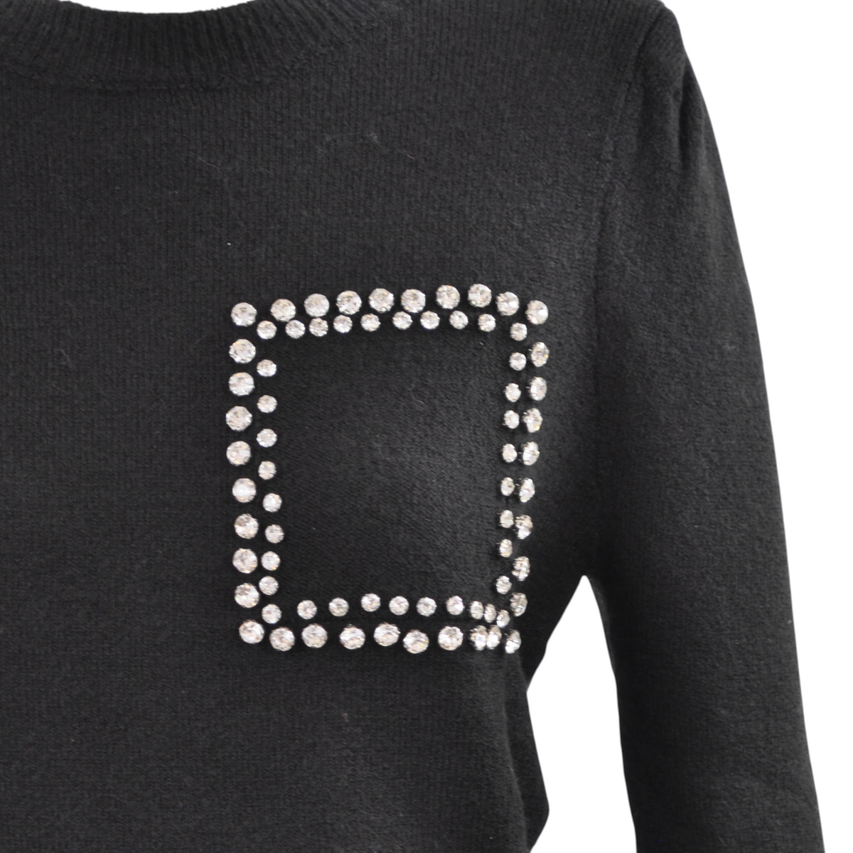 Maglia nera Peg Fashion Store con taschino decorato da strass luminosi e girocollo
