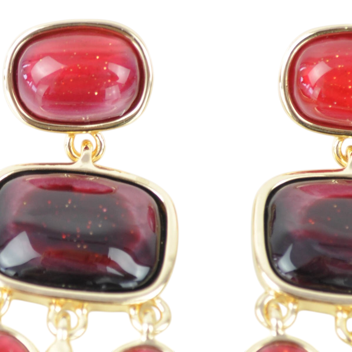 Orecchini chandelier Peg Fashion Store geometrici con pietre rosse e bordeaux incastonate in metallo dorato