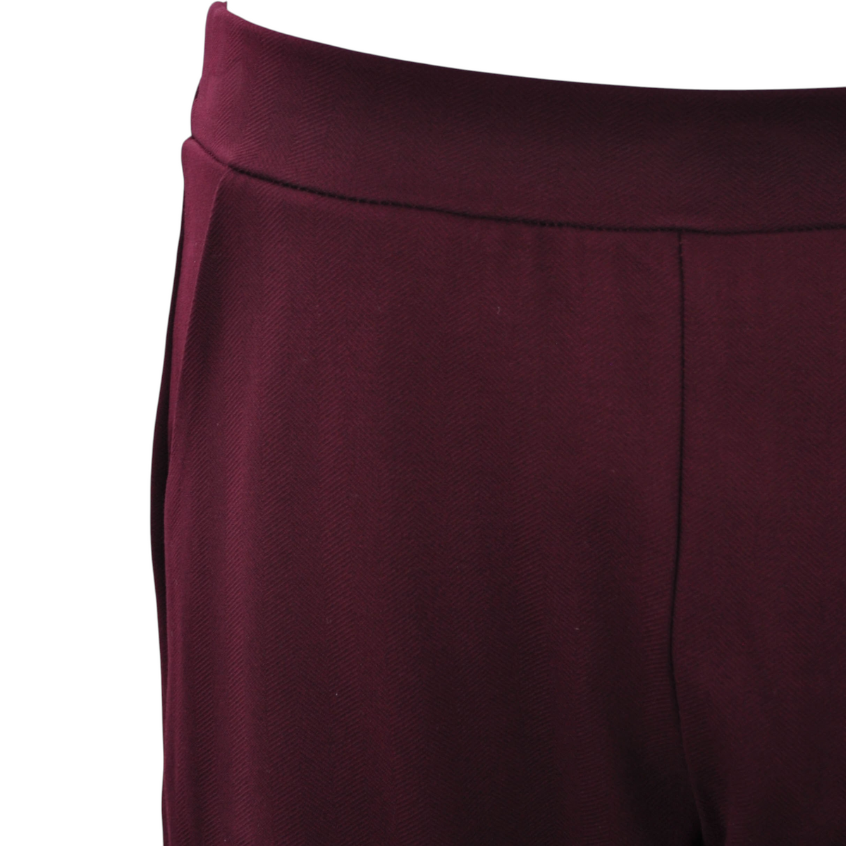 Dettaglio del pantalone dritto spigato color bordeaux di Peg Fashion Store con trama a spina di pesce