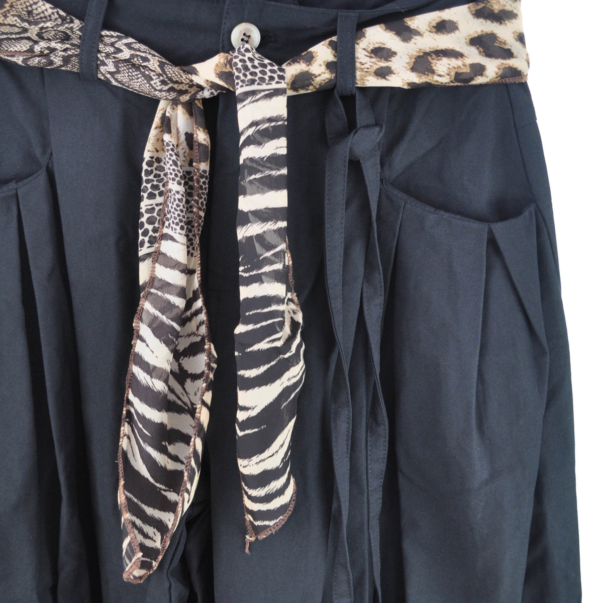 Pantalone largo nero Peg Fashion Store con cintura a foulard in fantasia animalier zebrata e leopardata