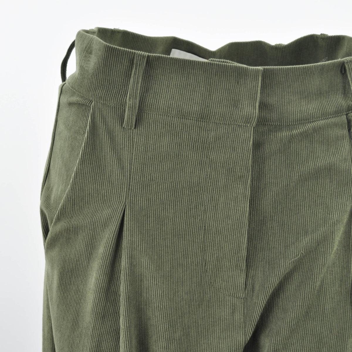 Pantalone morbido in velluto a coste verde oliva con pences frontali, collezione Peg Fashion Store
