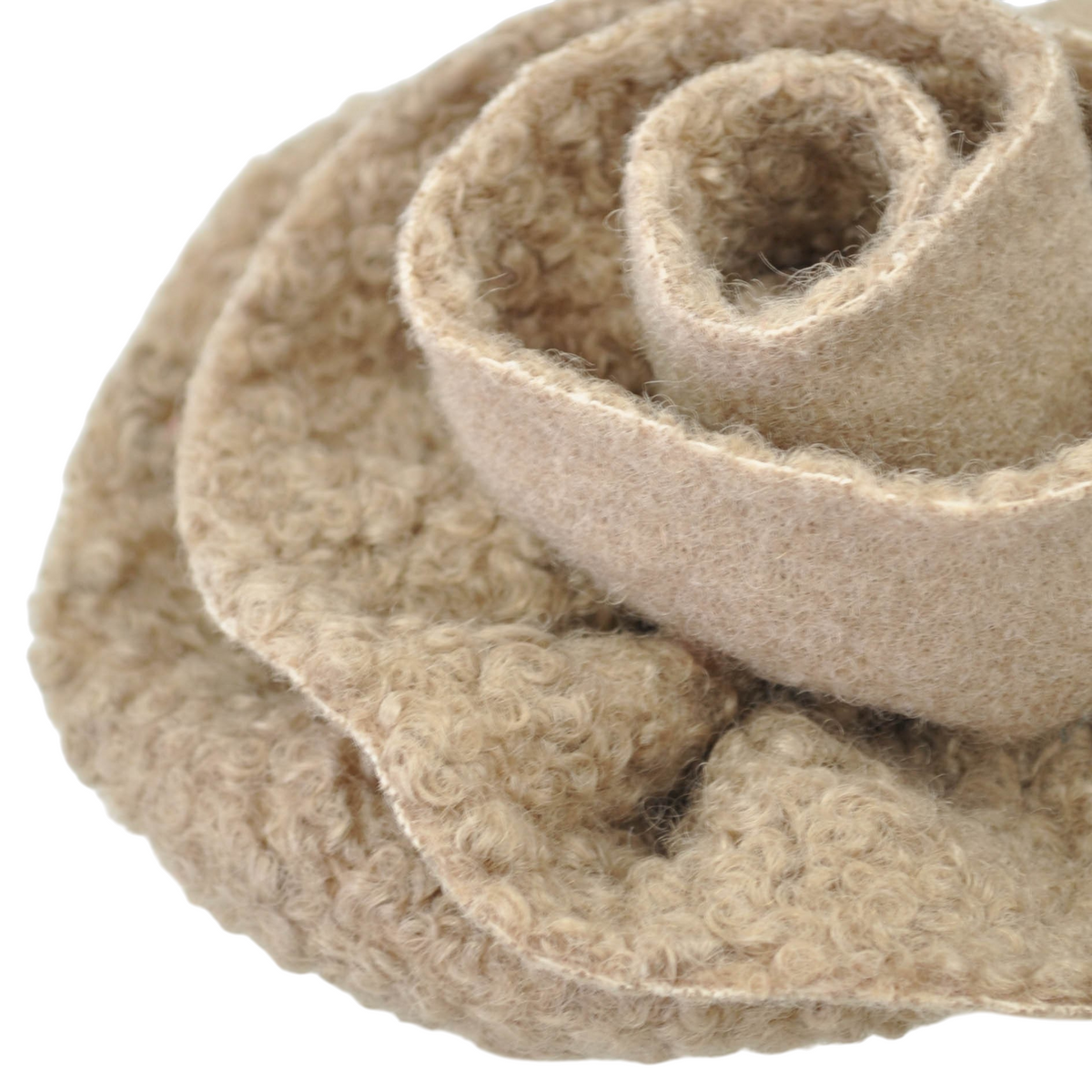 Spilla a forma di fiore in tessuto bouclé color beige di Peg Fashion Store