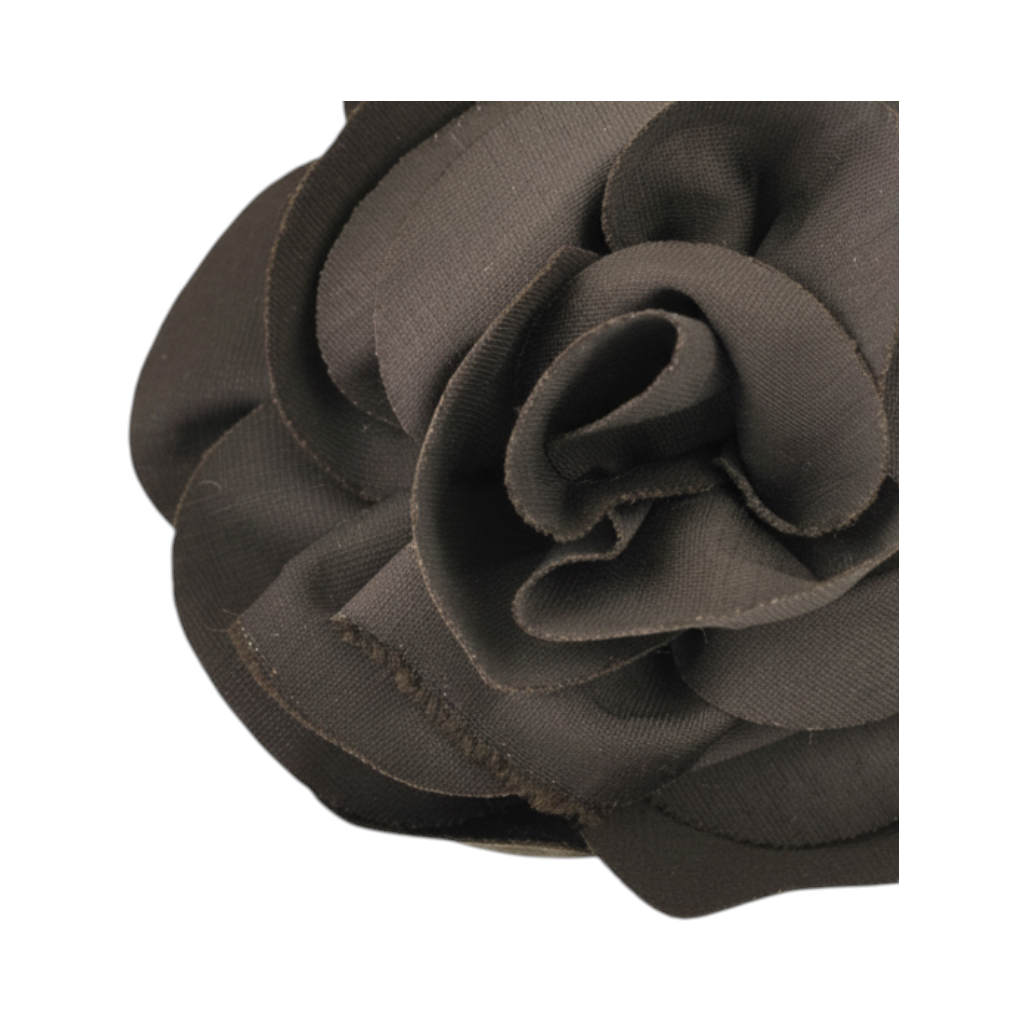 Spilla fiore marrone in tessuto a forma di rosa, accessorio elegante di Peg Fashion Store