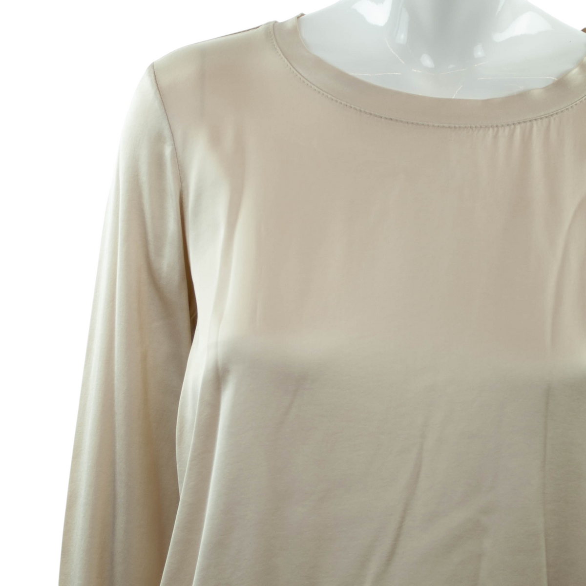 T-shirt a manica lunga in raso color champagne di Peg Fashion Store, con scollo rotondo e finitura lucida.