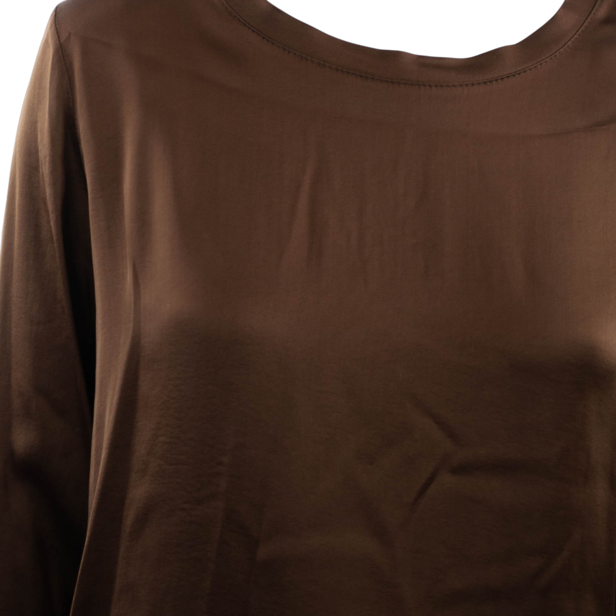 T-shirt a manica lunga in raso marrone di Peg Fashion Store con scollo rotondo e finitura lucida