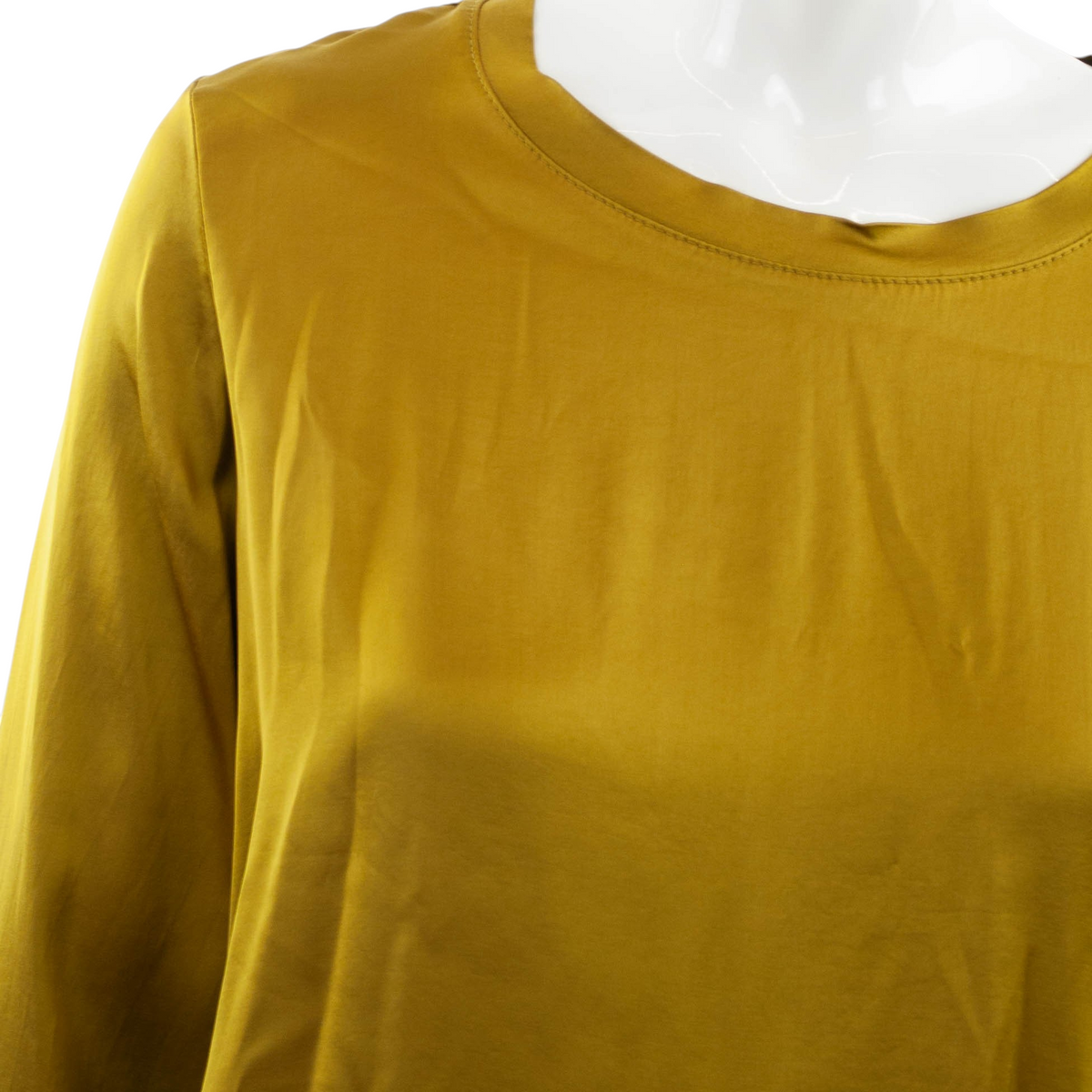 T-shirt a manica lunga in raso color oro di Peg Fashion Store con scollo rotondo su manichino