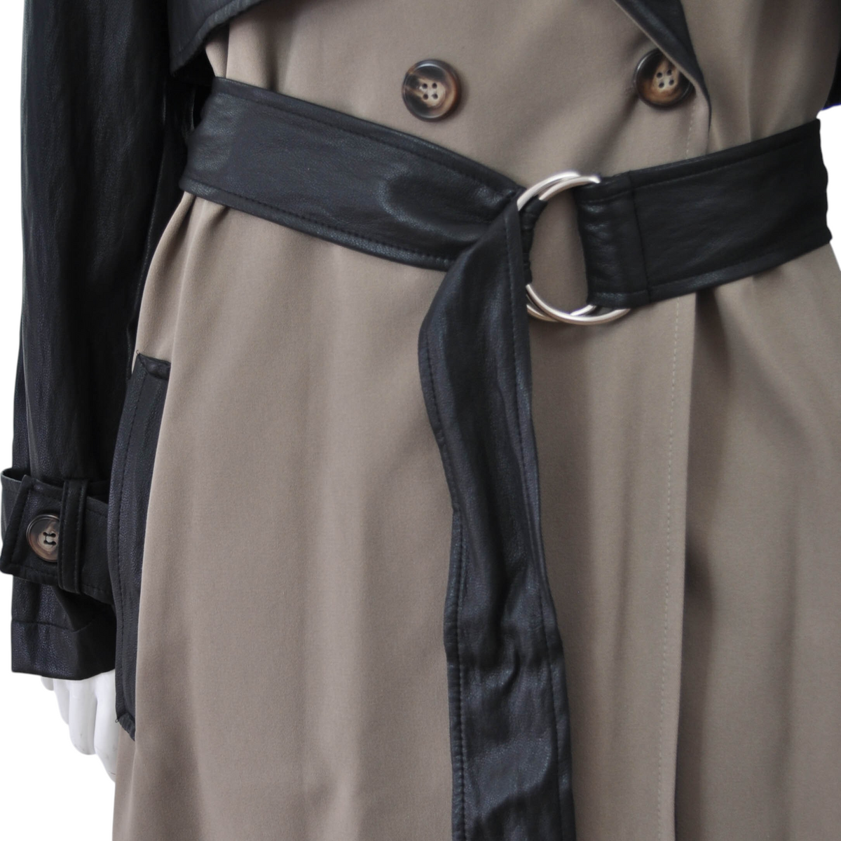 Trench coat Peg Fashion Store in beige ecomaterial con dettagli in ecopelle nera, cintura con fibbia e bottoni