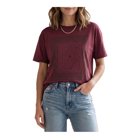 Donna indossa una t-shirt bordeaux Peg Fashion Store con stampa bandana scura e girocollo, abbinata a jeans chiari
